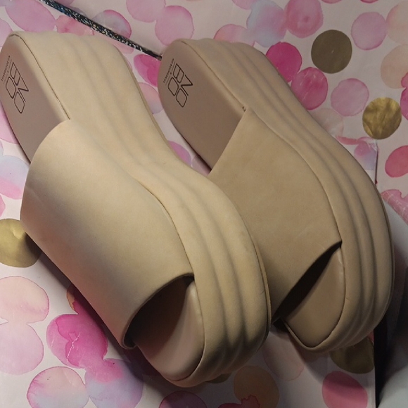 No Boundaries Beige Platform Slides - Picture 5 of 9